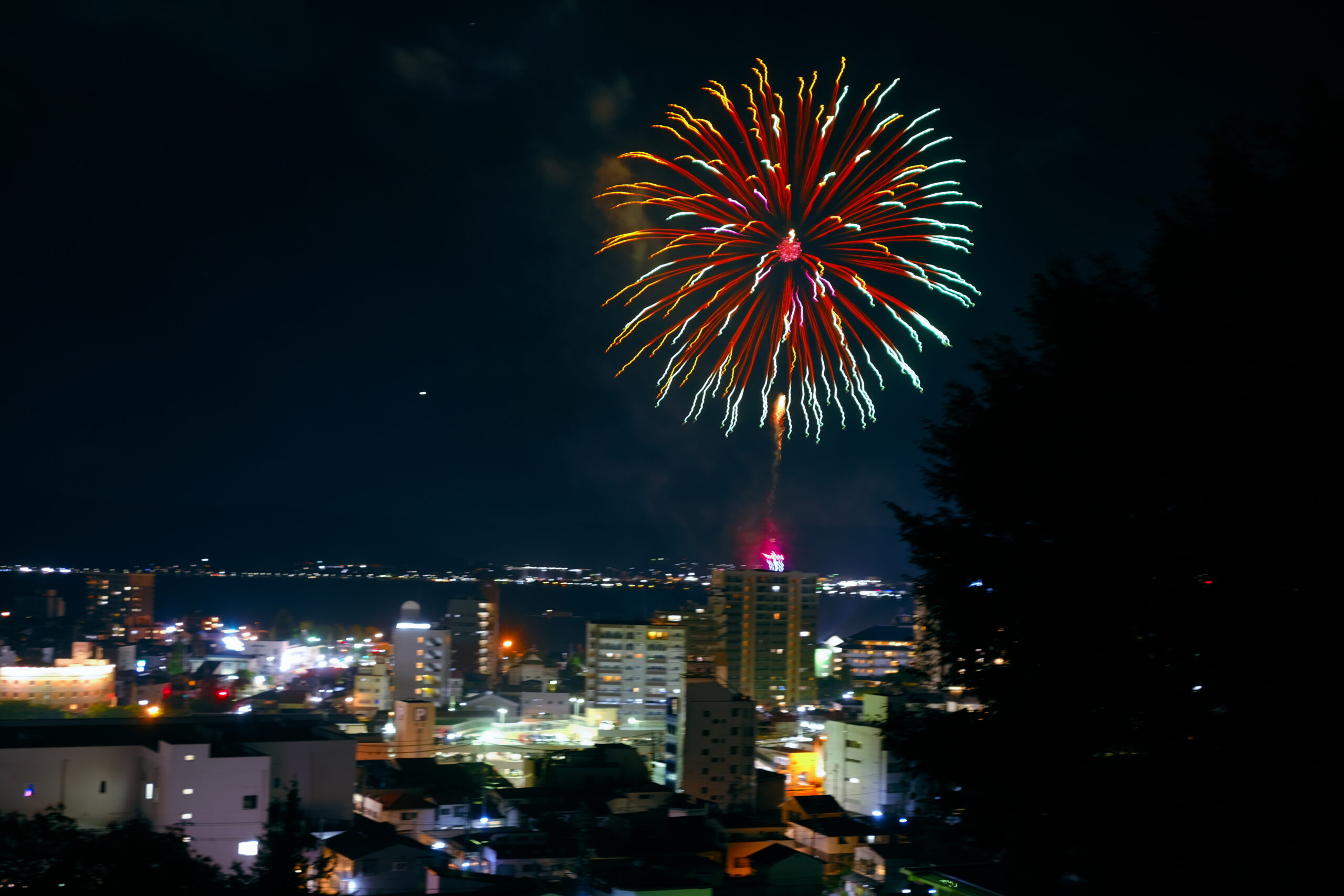諏訪湖サマーナイト花火 8月23日まで | シャンブルドット畳～お町の山小屋